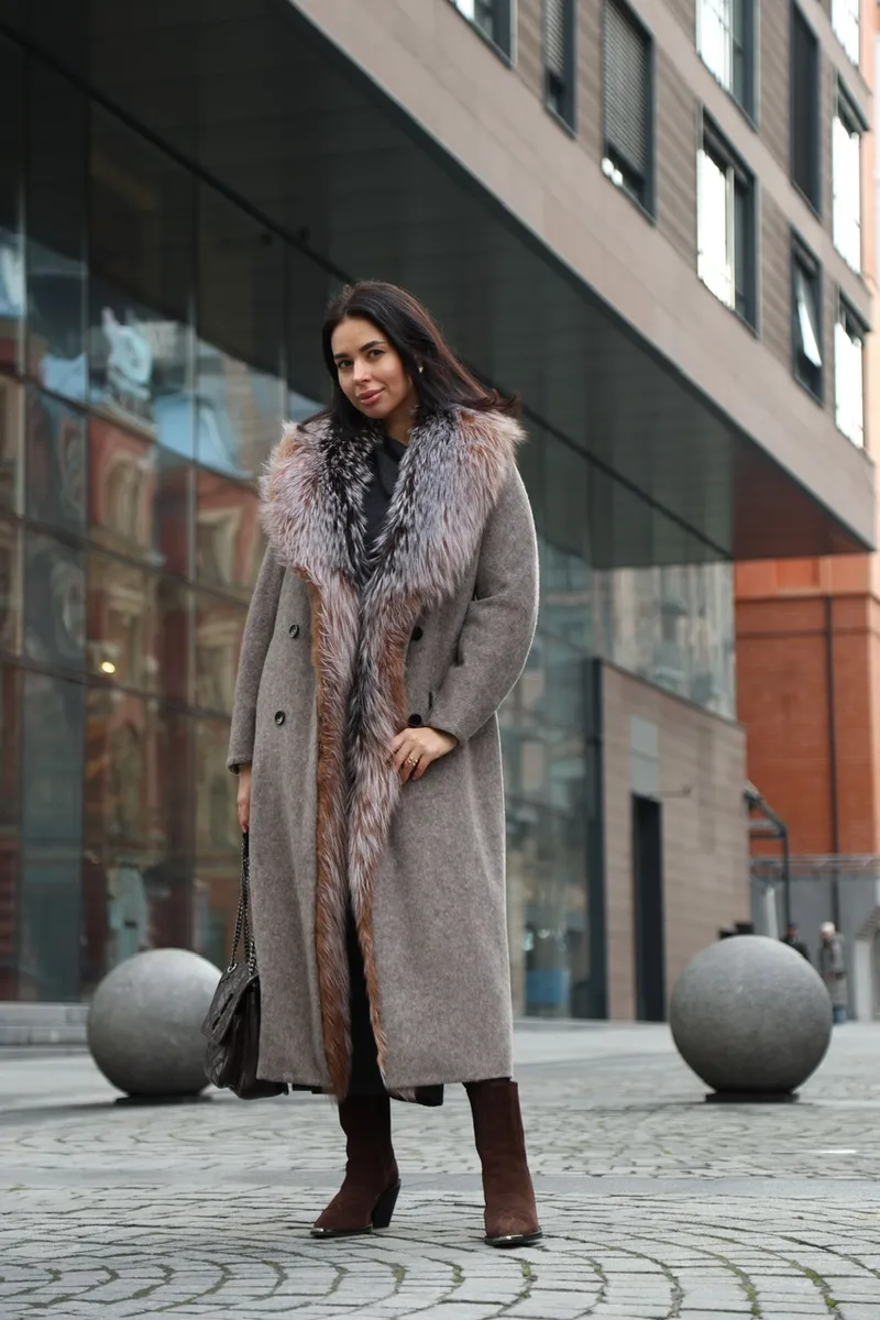 Cashmere coat with fox fur trim