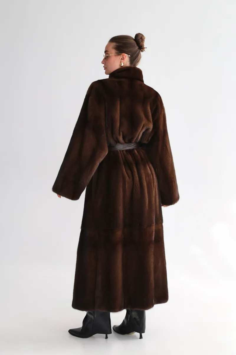Норковая шуба макси длины в оттенке Brown
