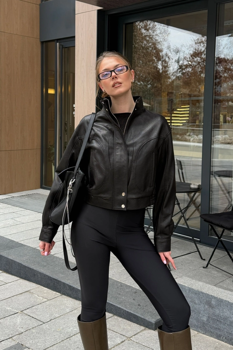 Cropped jacket made of textured leather in black