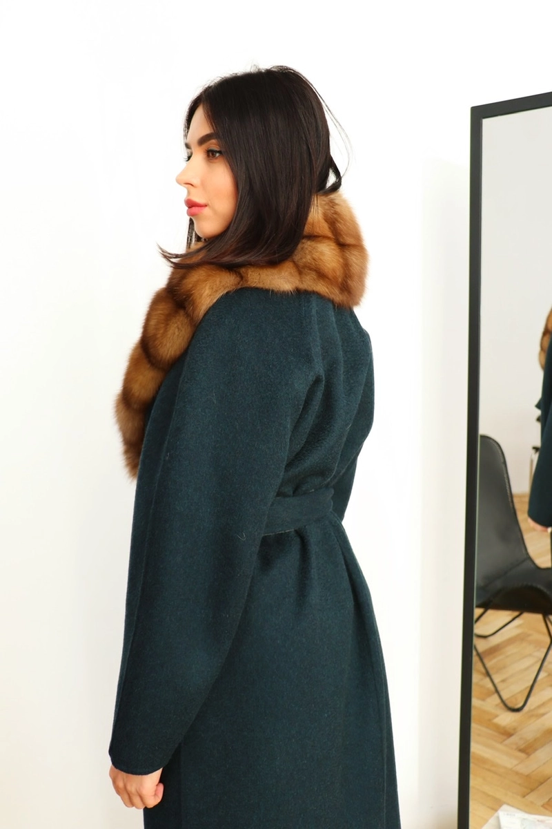 Coat in emerald color with sable fur
