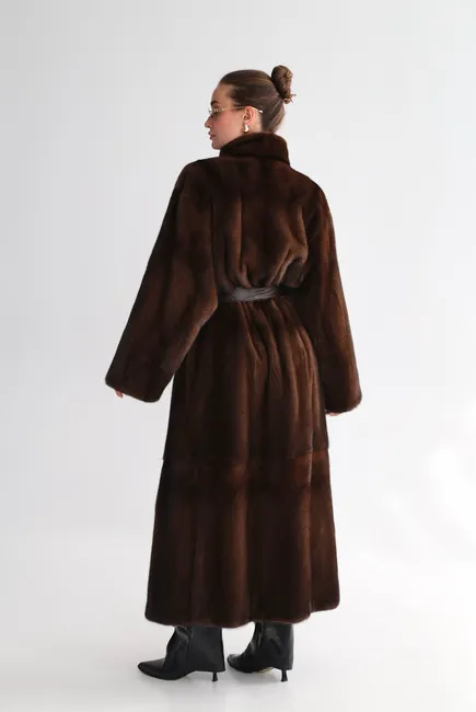 Maxi-length mink fur coat in the Brown shade