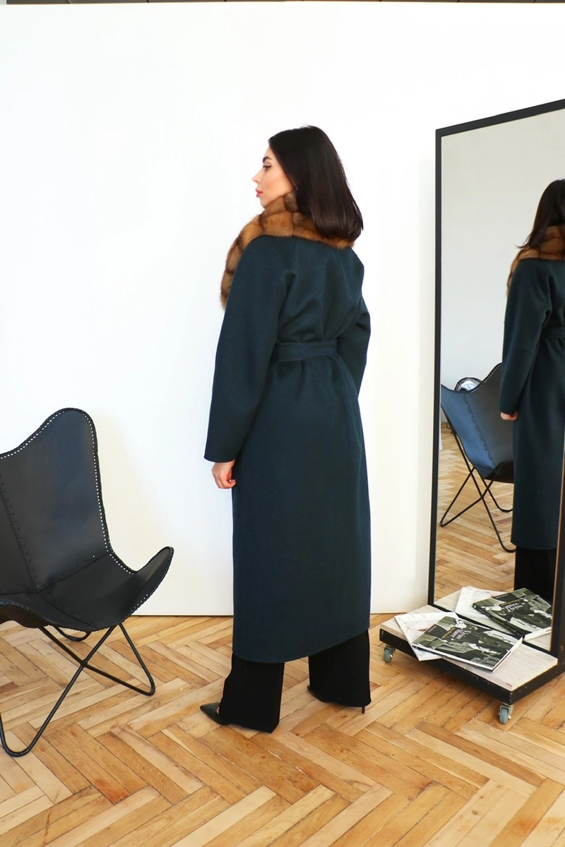 Coat in emerald color with sable fur