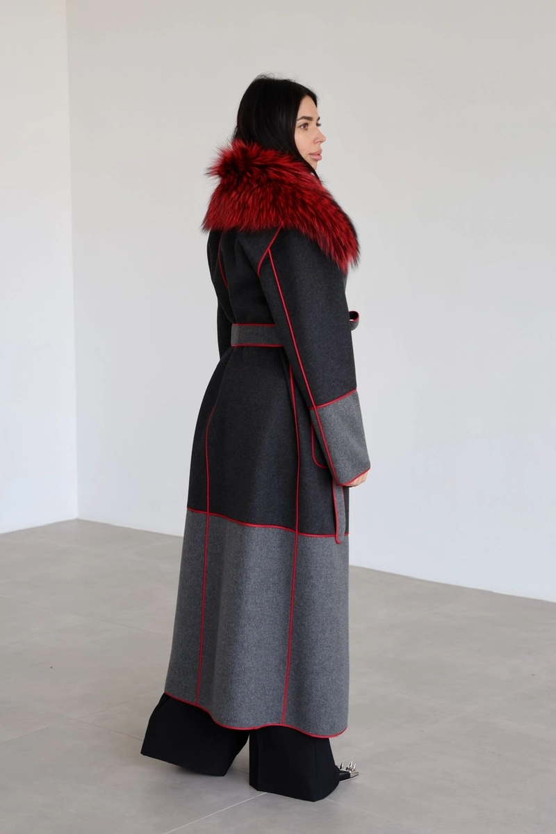 Exclusive cashmere coat with vibrant fox fur