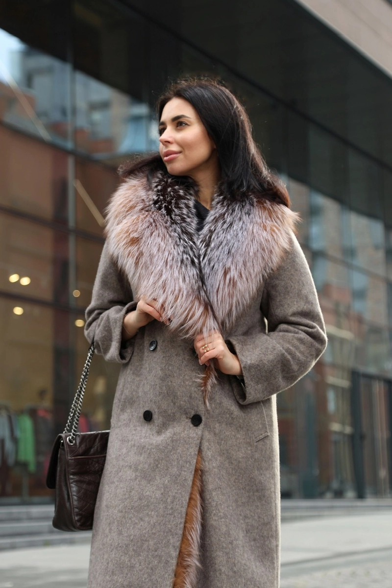 Cashmere coat with fox fur trim