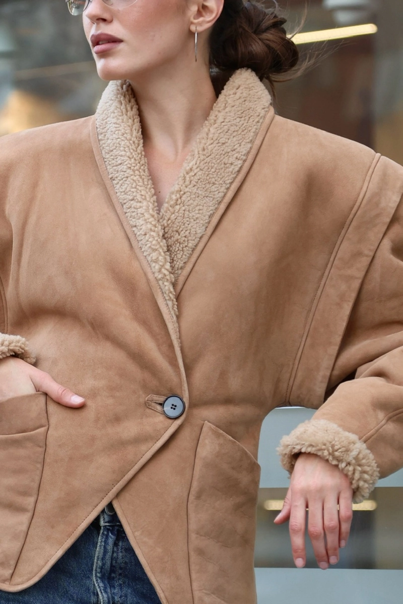 Fitted shearling coat in vintage style