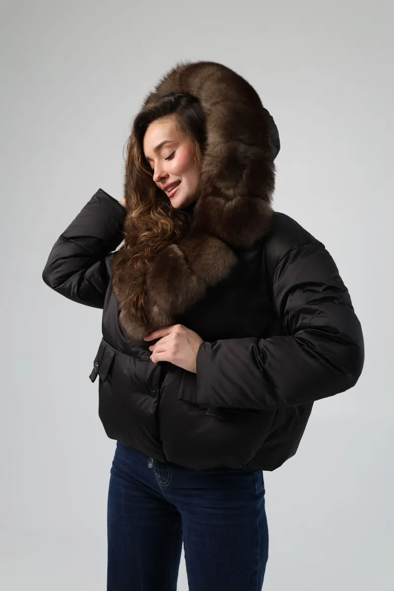 Укороченный зимний пуховик с мехом песца 