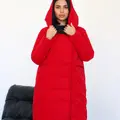 Красный пуховик с капюшоном 