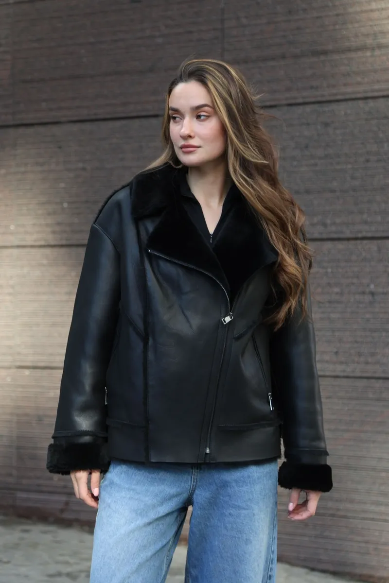 Relaxed-fit shearling coat with an English collar
