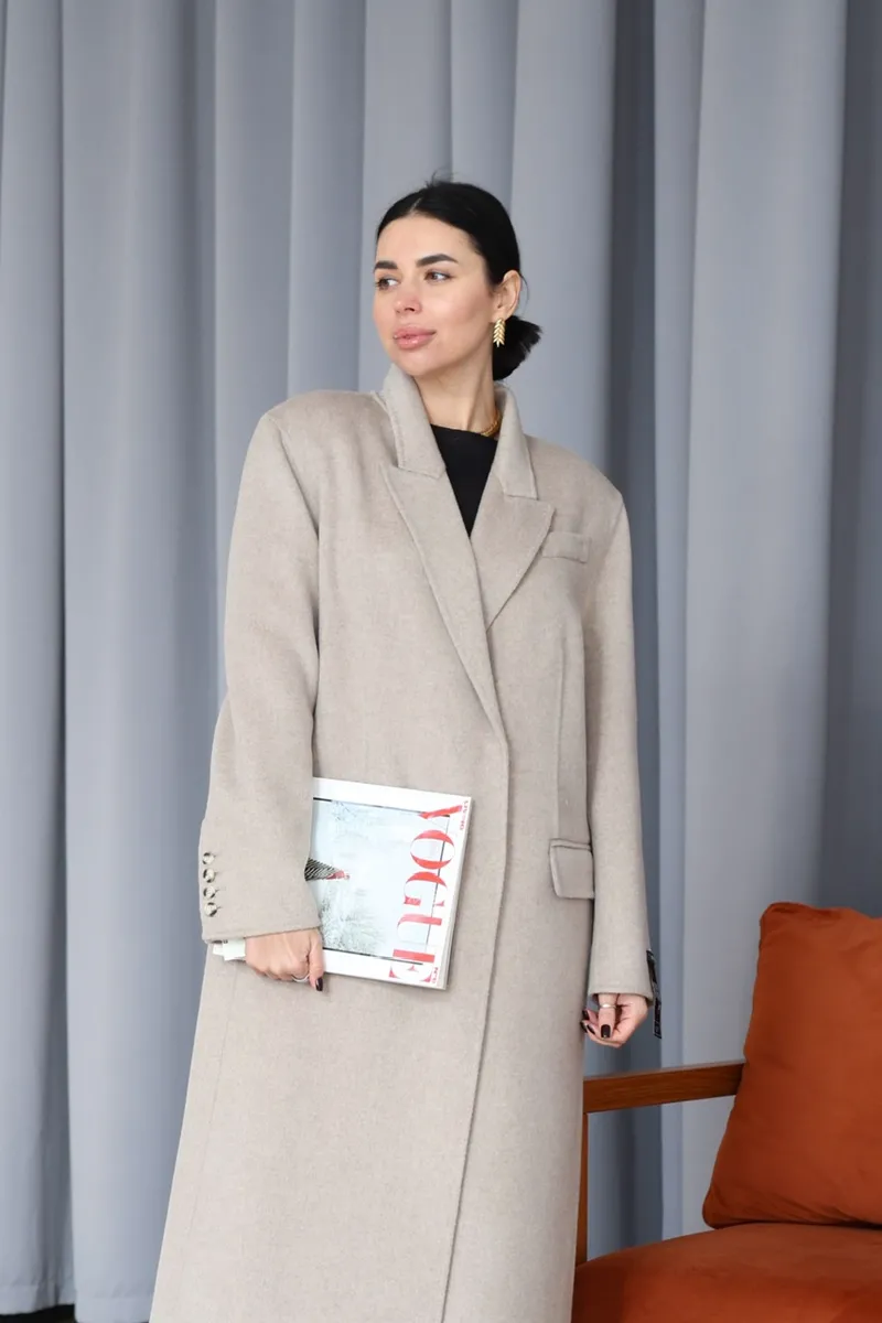 A full-length coat in a melange color