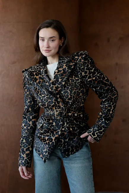Fitted jacket in Leo print