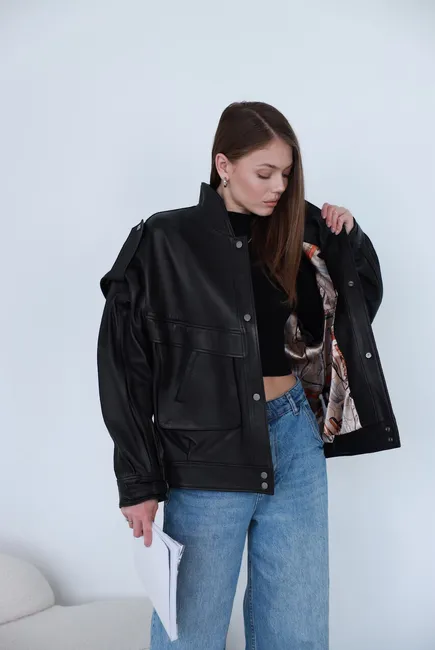 Бомбер oversize з гладкої шкіри 