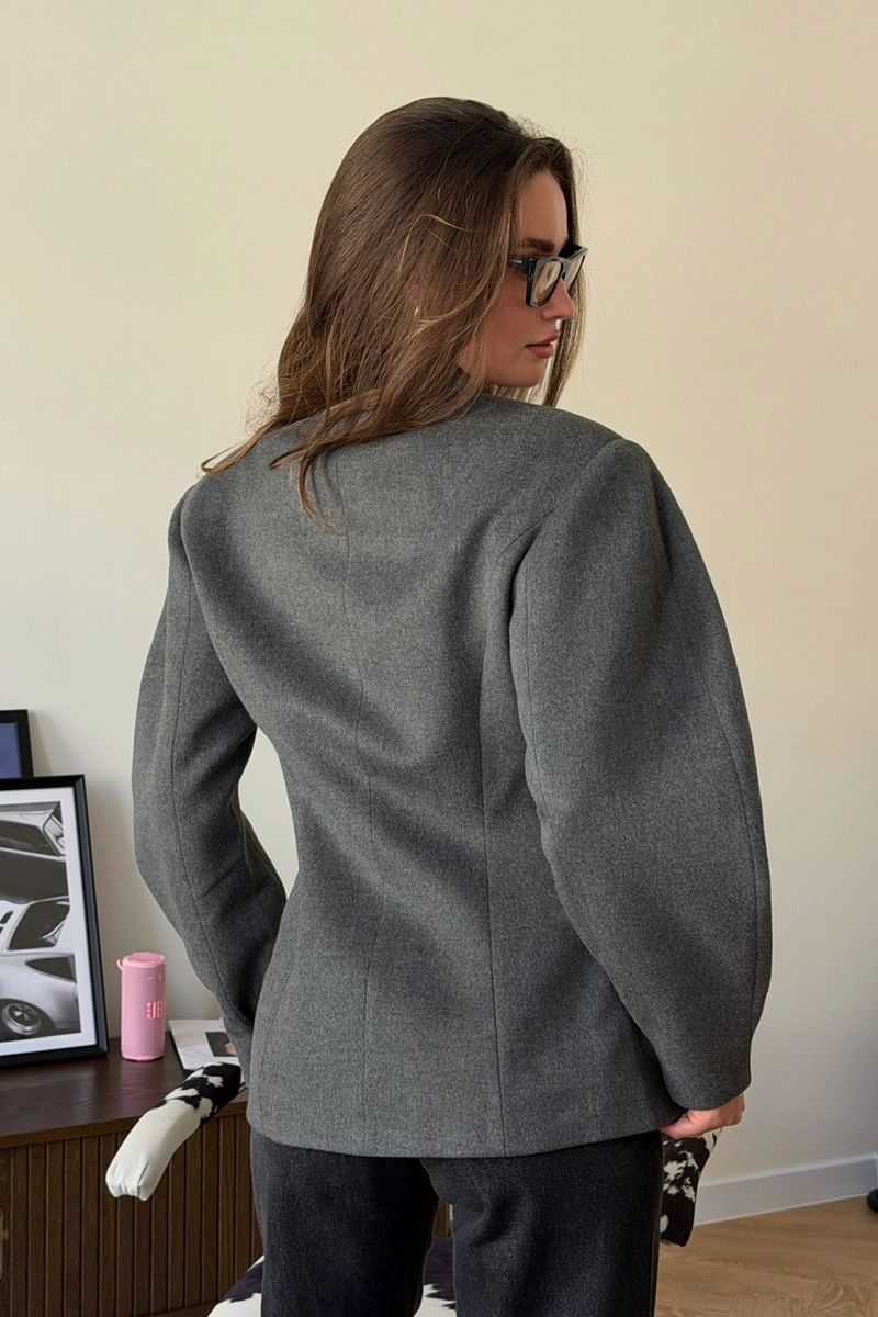 A cashmere jacket in a classic graphit color.