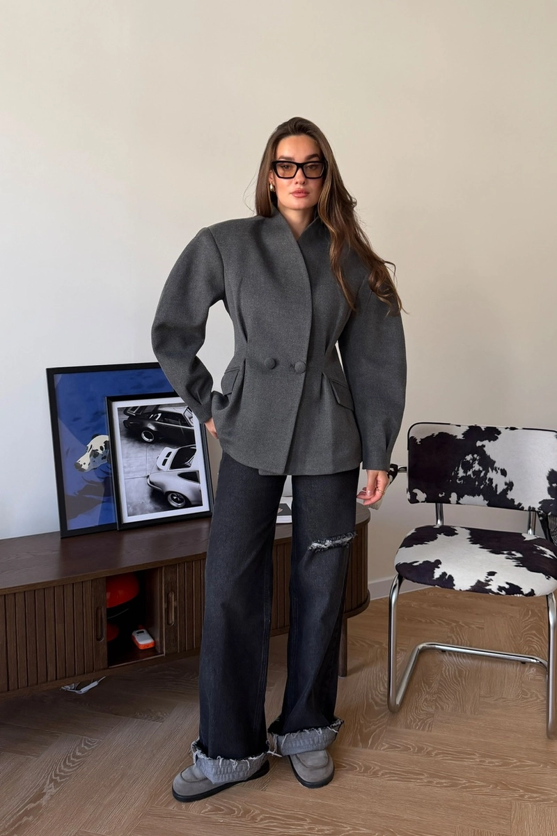 A cashmere jacket in a classic graphit color.