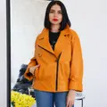 Куртка в апельсиновому кольорі