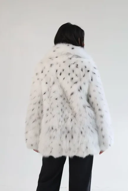 Canadian fox fur coat with hand-inlaid spots resembling lynx fur Canadian fox fur coat with hand-inlaid spots resembling lynx fur